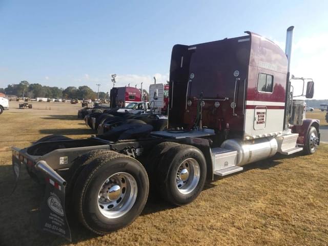 Image of Peterbilt 389 equipment image 2