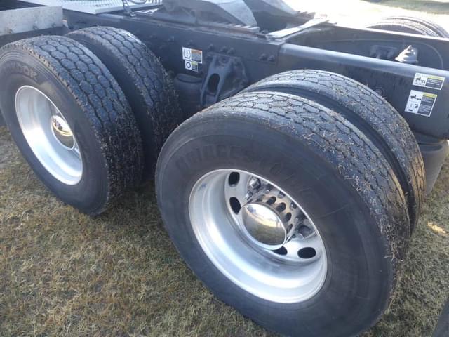 Image of Peterbilt 389 equipment image 4