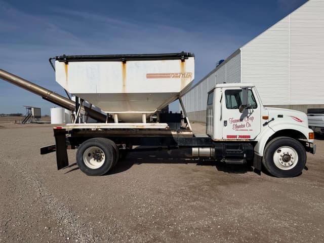 Image of International 4900 equipment image 4