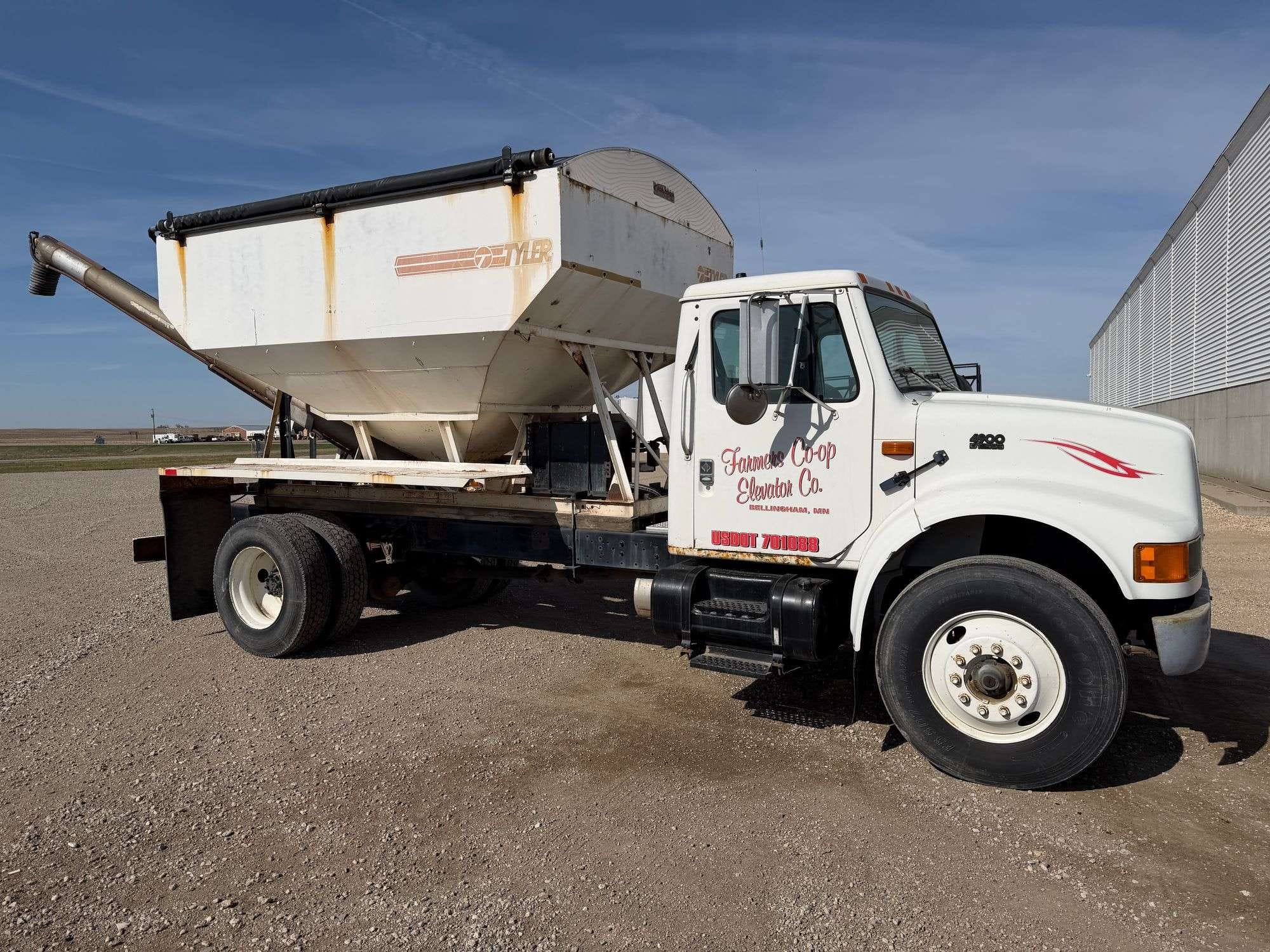 1995 International 4900 Equipment Image0