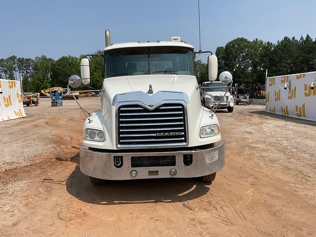 Image of Mack Pinnacle CXU613 equipment image 1