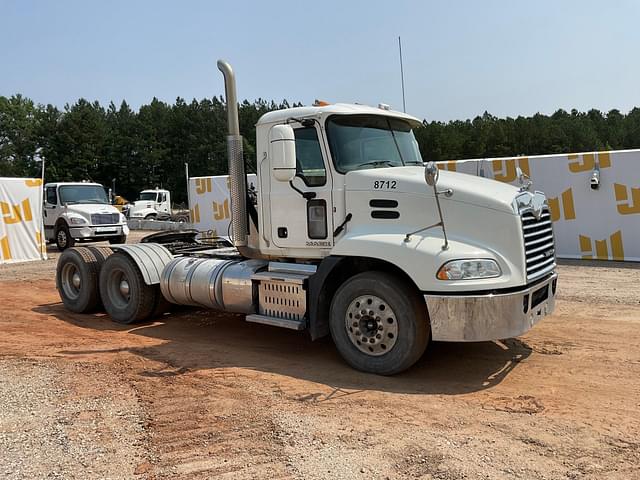 Image of Mack Pinnacle CXU613 equipment image 2