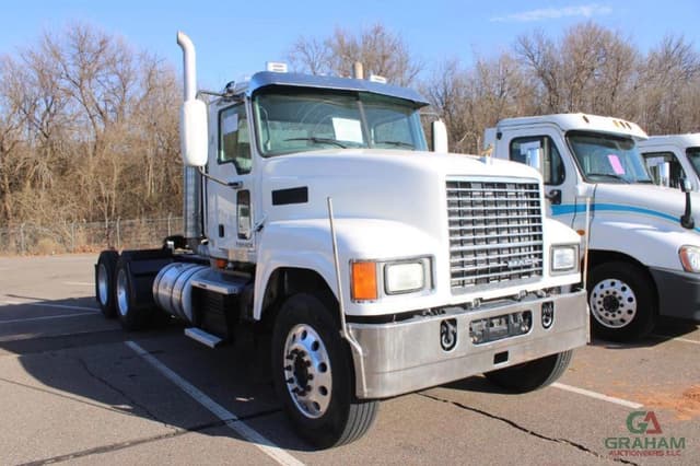 Image of Mack CHU613 equipment image 1