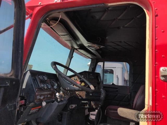 Image of Freightliner FLD120 equipment image 1