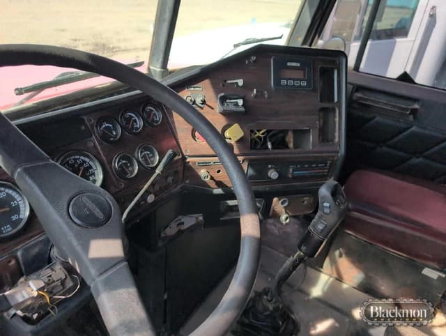 Image of Freightliner FLD120 equipment image 4