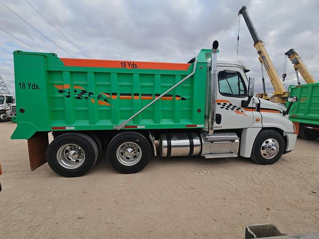 Image of Freightliner Cascadia equipment image 3