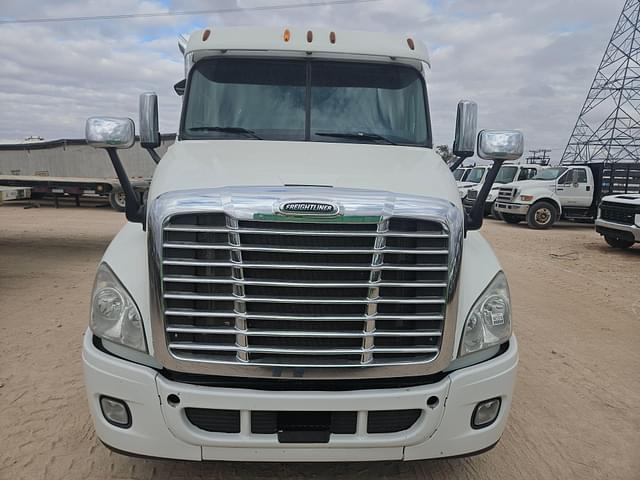 Image of Freightliner Cascadia equipment image 1