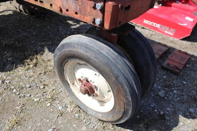 Image of International Harvester 560 equipment image 3