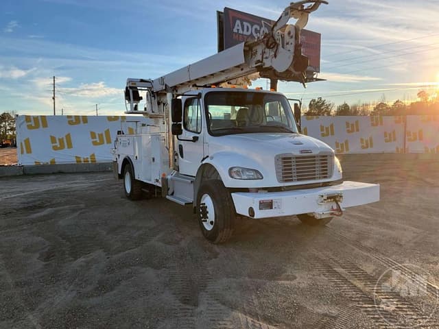 Image of Freightliner M2 106 equipment image 2