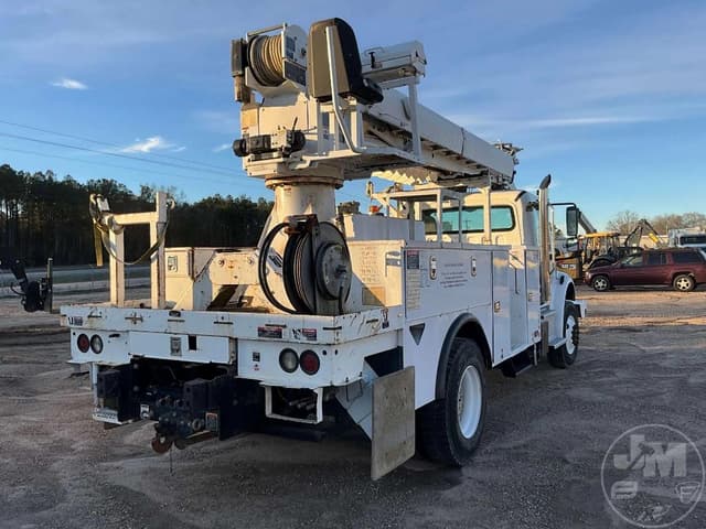 Image of Freightliner M2 106 equipment image 4