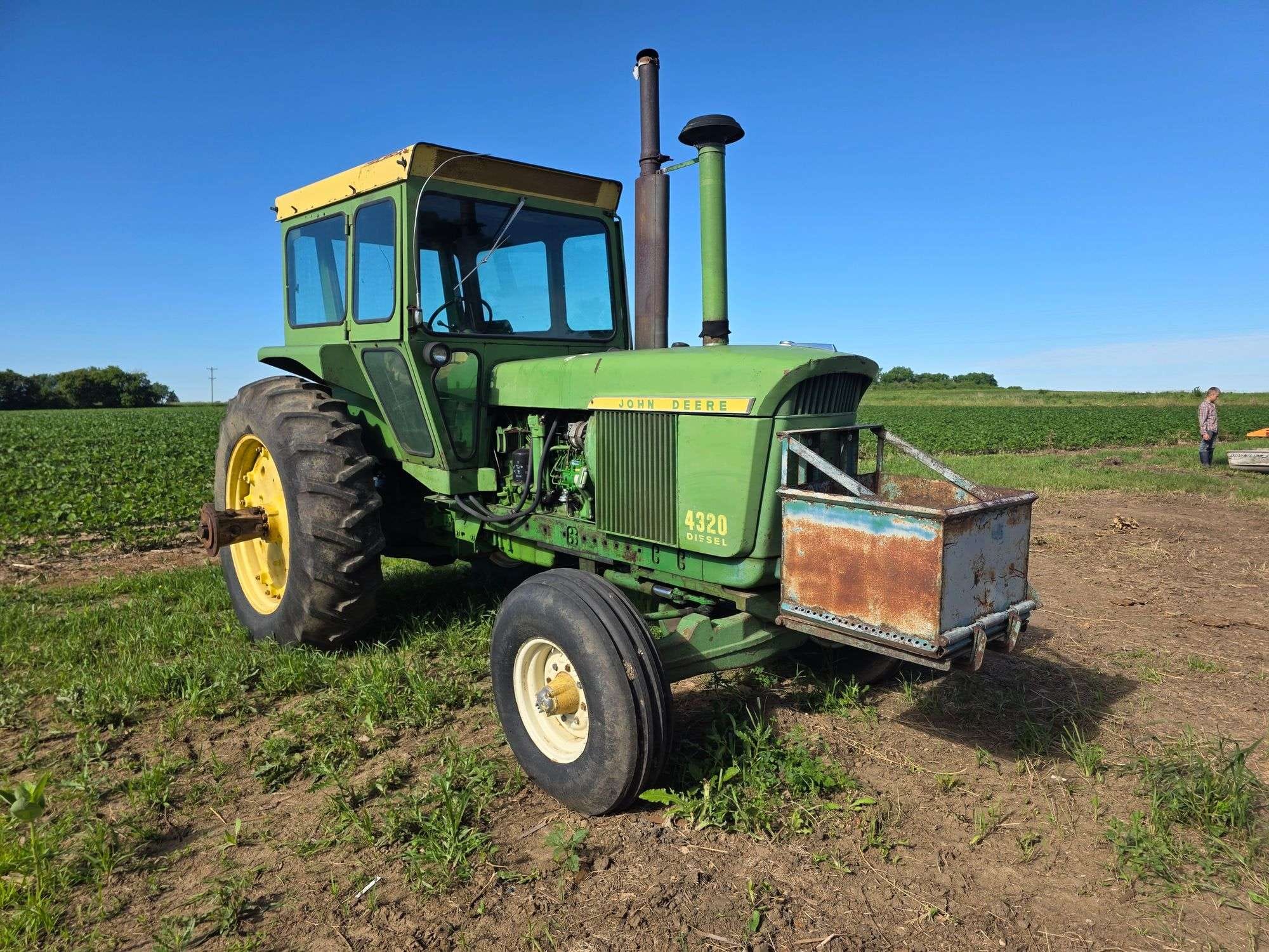 1972 John Deere 4320 Equipment Image0
