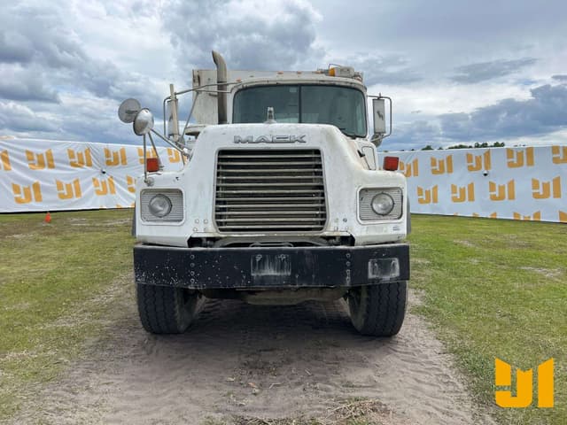 Image of Mack DM690S equipment image 1