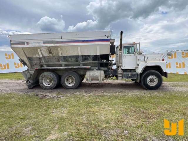 Image of Mack DM690S equipment image 3
