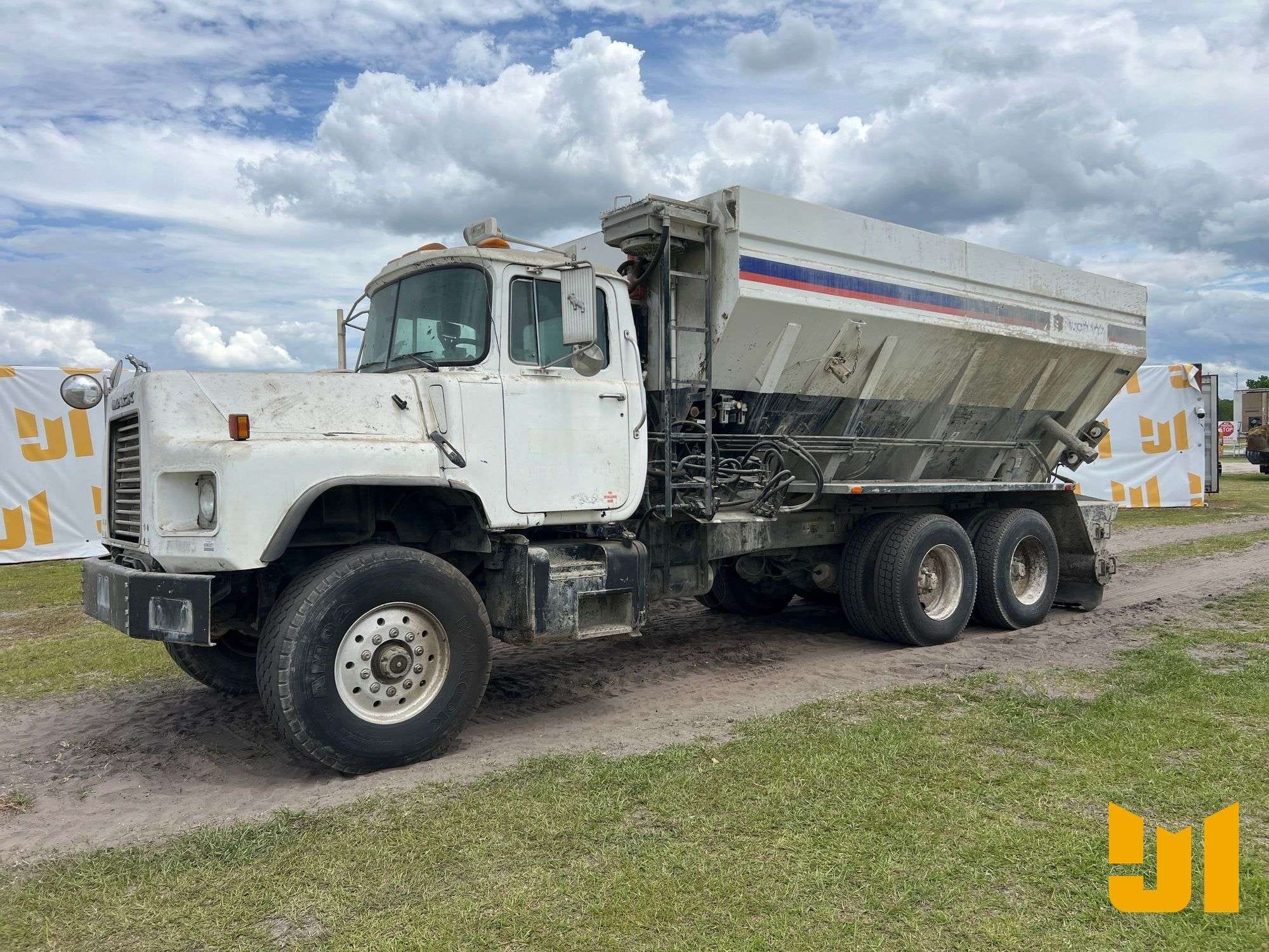 2001 Mack DM690S Equipment Image0