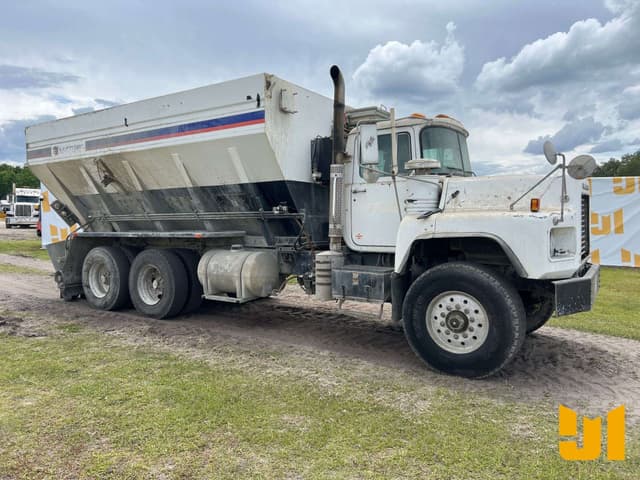 Image of Mack DM690S equipment image 2