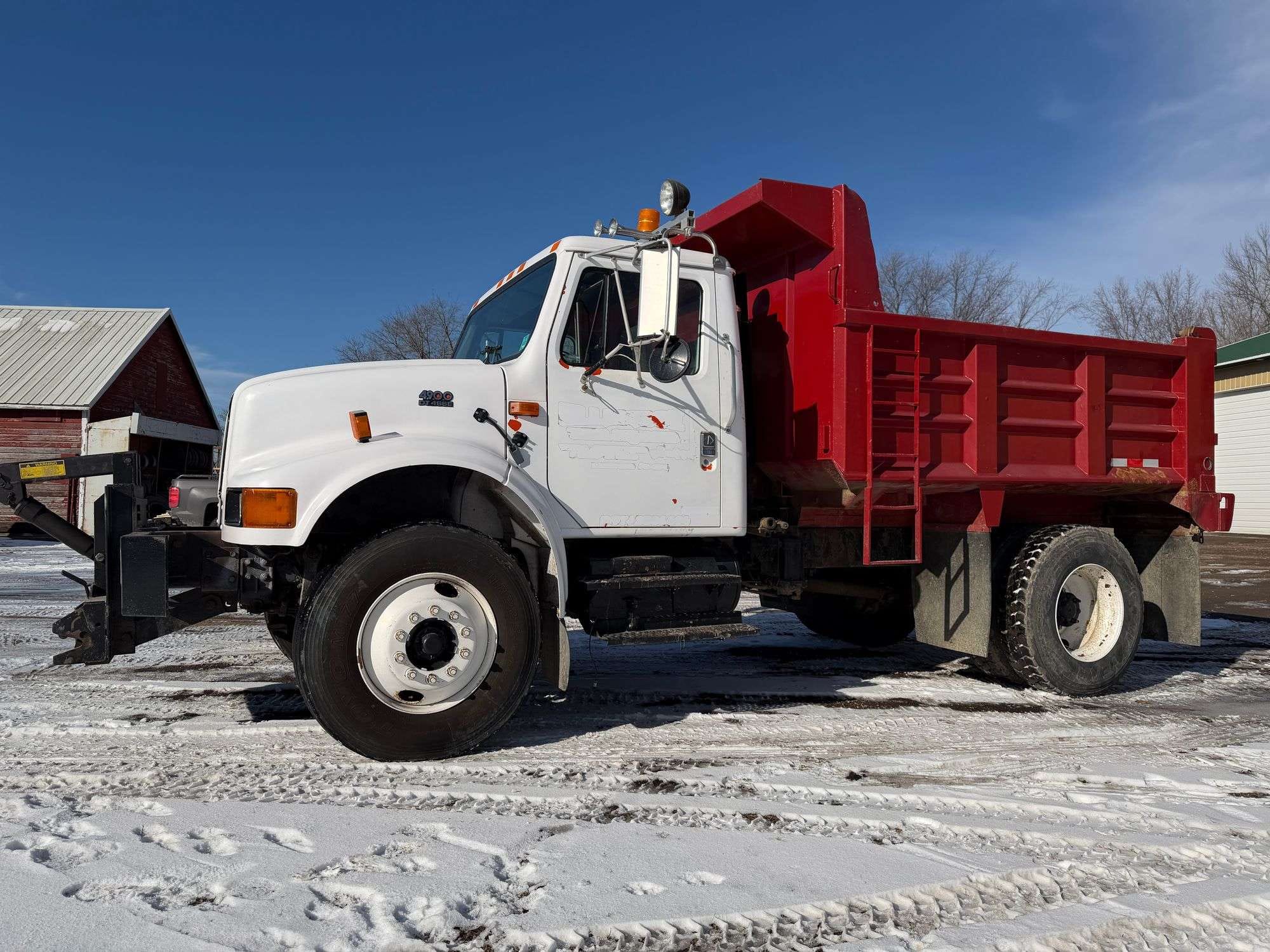 2001 International 4900 DT466 Equipment Image0