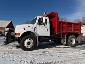 2001 International 4900 DT466 Image