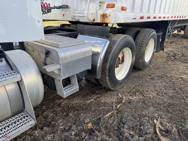 Image of Peterbilt 389 equipment image 4