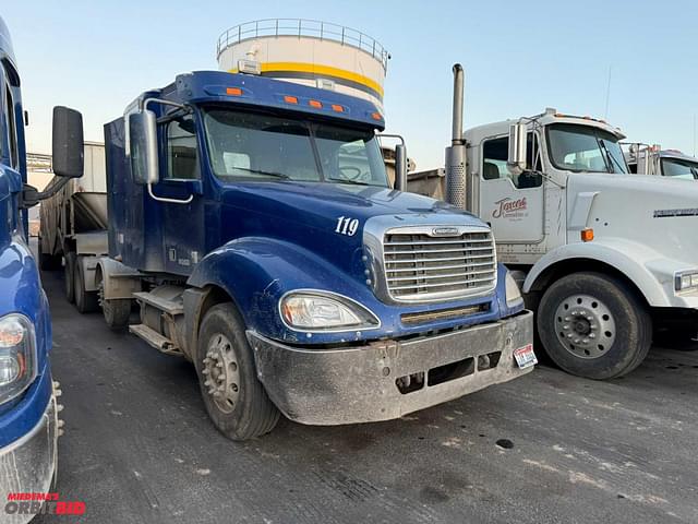 Image of Freightliner Columbia 120 equipment image 2