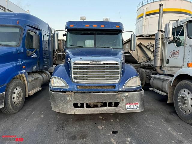 Image of Freightliner Columbia 120 equipment image 1