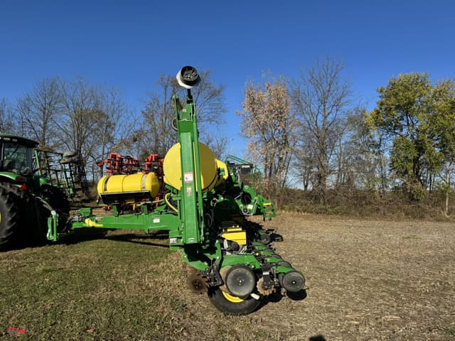 Image of John Deere 1775 equipment image 2