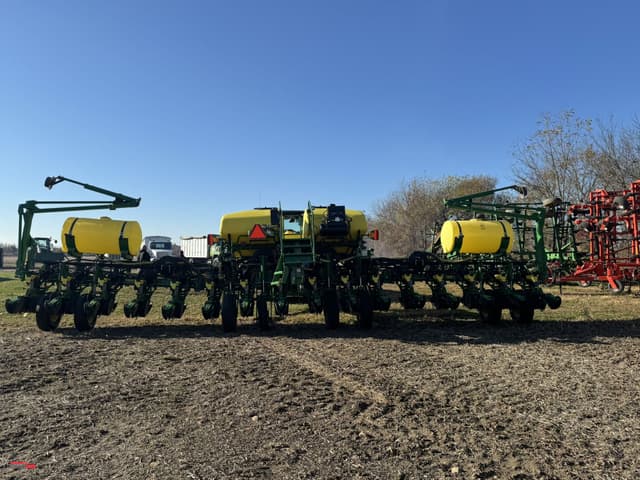 Image of John Deere 1775 equipment image 4