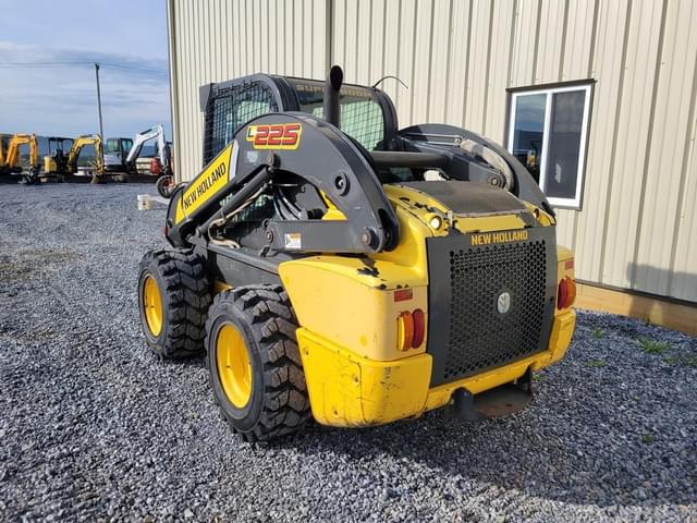 Image of New Holland L225 equipment image 2