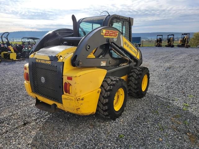 Image of New Holland L225 equipment image 4
