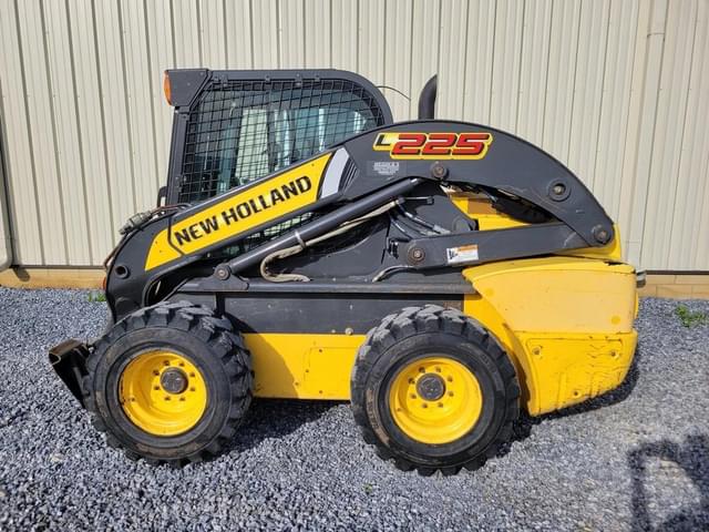 Image of New Holland L225 equipment image 1