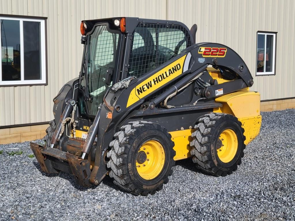 2013 New Holland L225 Equipment Image0