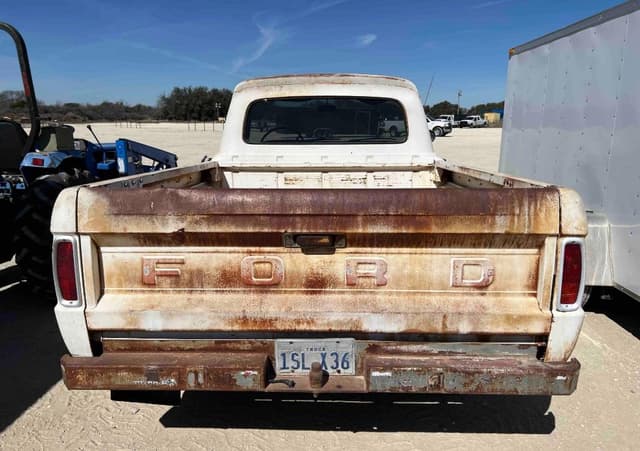 Image of Ford F-100 equipment image 4