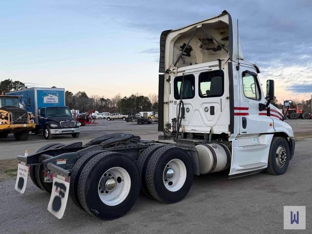 Image of Freightliner Cascadia 125 equipment image 3