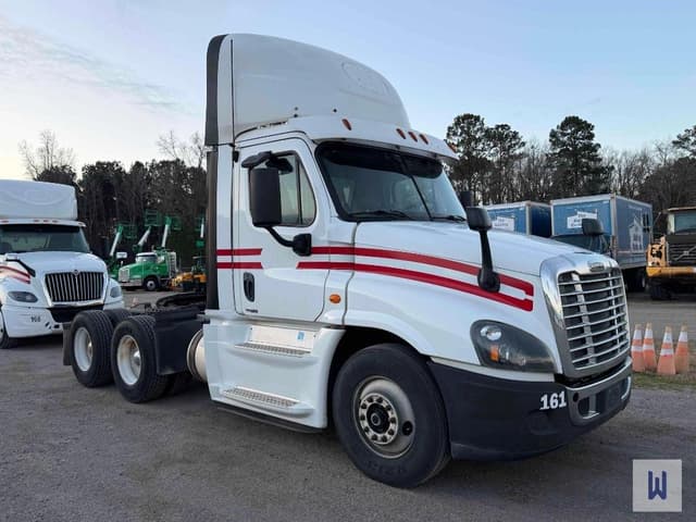 Image of Freightliner Cascadia 125 equipment image 2