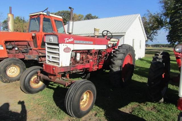 Image of Farmall 560  equipment image 3