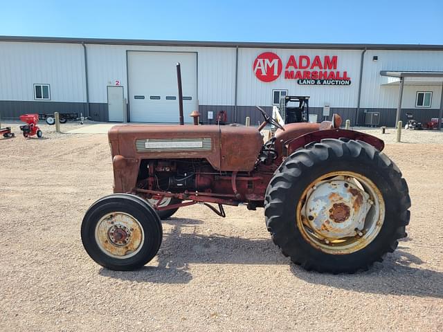 Image of International Harvester B-414 equipment image 4