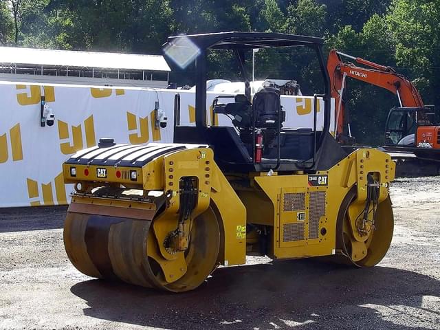 Image of Caterpillar CB44B equipment image 4