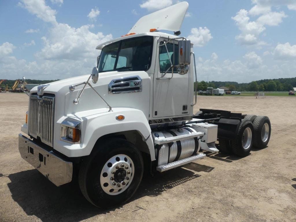 2017 Western Star 4700SF Equipment Image0