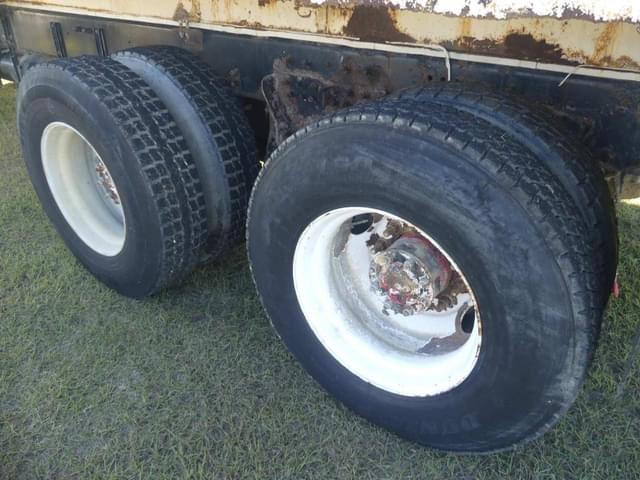 Image of Peterbilt 357 equipment image 4