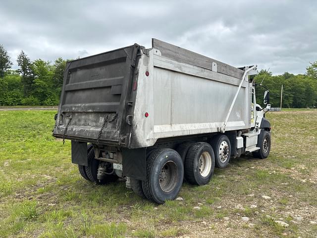 Image of Caterpillar CT660S equipment image 4
