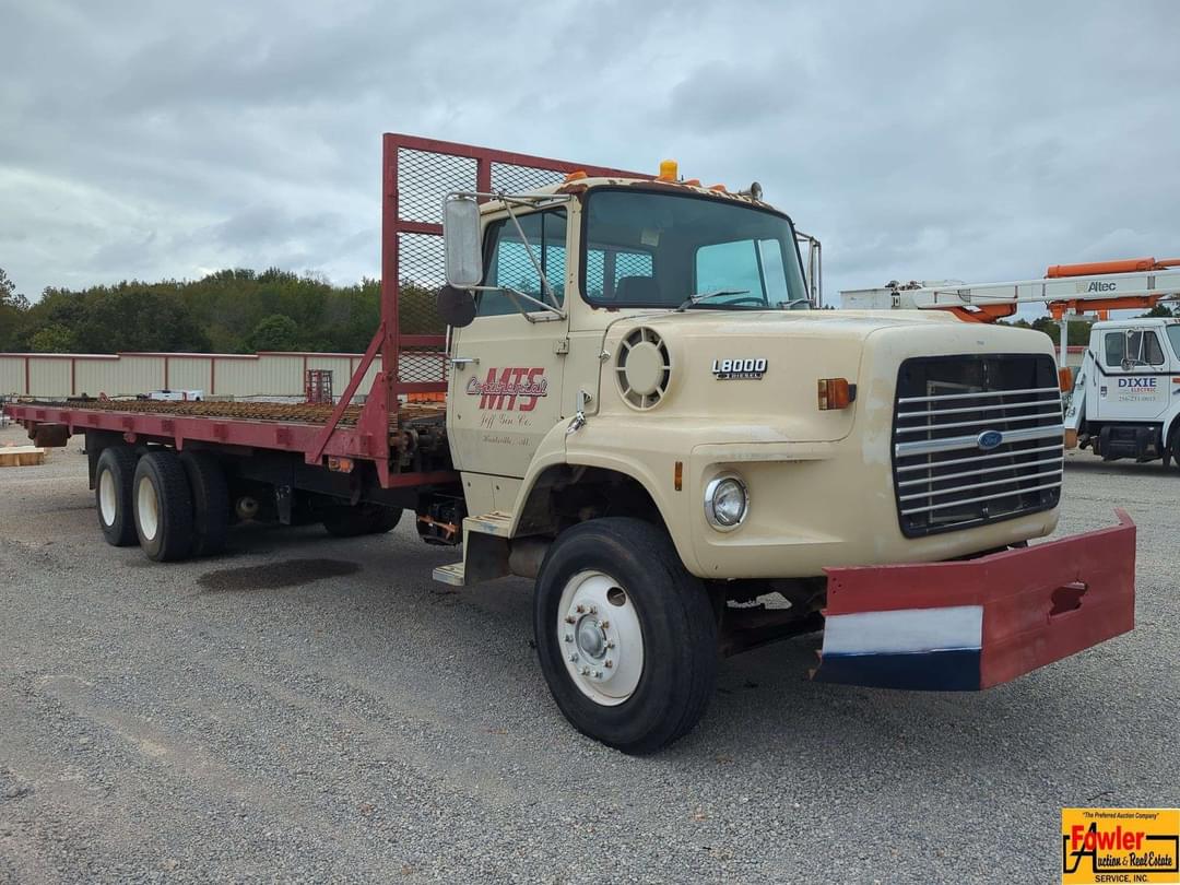 Image of Ford L8000 Primary image