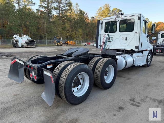 Image of Freightliner Cascadia 126 equipment image 3