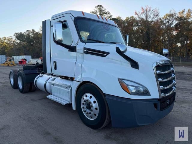 Image of Freightliner Cascadia 126 equipment image 2