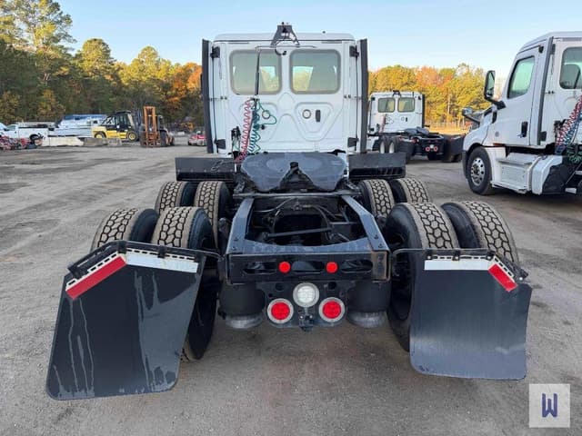 Image of Freightliner Cascadia 126 equipment image 4