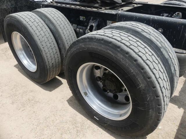 Image of Kenworth T680 equipment image 4