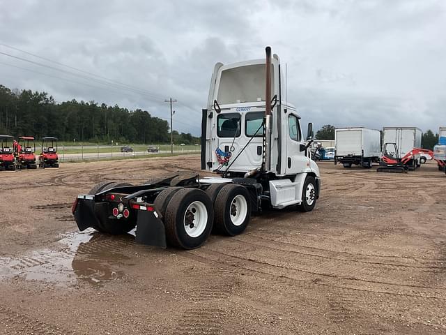 Image of Freightliner Cascadia equipment image 4