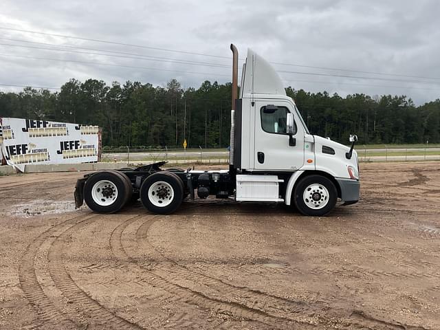 Image of Freightliner Cascadia equipment image 3