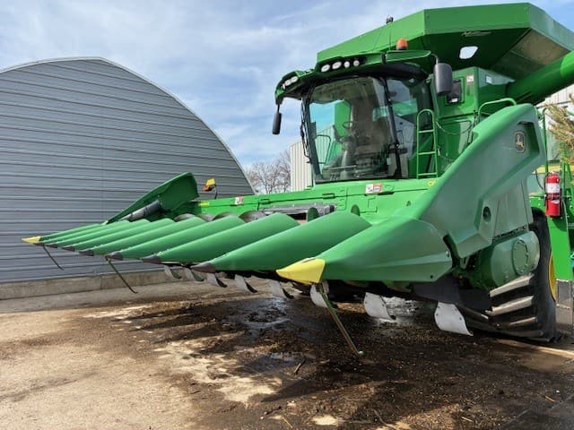 Image of John Deere C8R equipment image 2