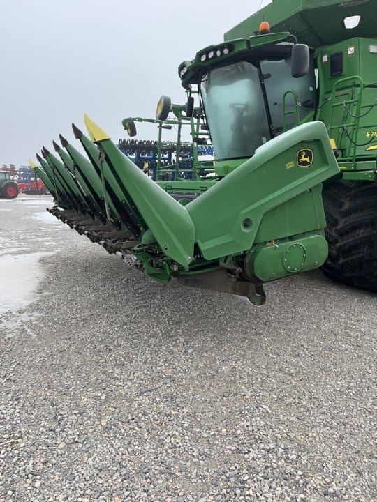 2022 John Deere C8R Equipment Image0