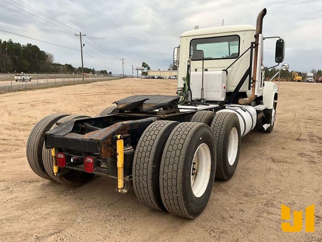 Image of Mack Pinnacle CHU613 equipment image 4