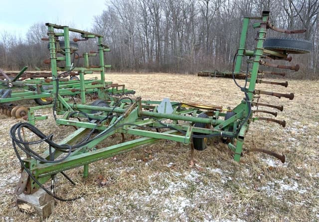 Image of John Deere 1000 equipment image 1